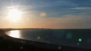 Kamery nad morzem na szeroką plażę i falochrony w Świnoujściu.
