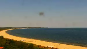 Kamery nad morzem na szeroką plażę i falochrony w Świnoujściu.