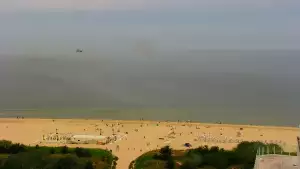 Kamery nad morzem na szeroką plażę i falochrony w Świnoujściu.