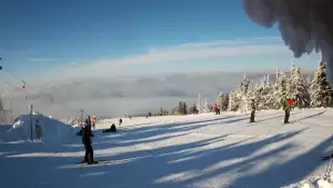 Widok z górnej stacji wyciągu orczykowego w Szczyrk Mountain Resort.