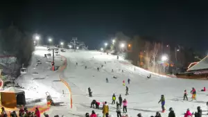 Kamera przedstawia dolną część stoku narciarskiego.