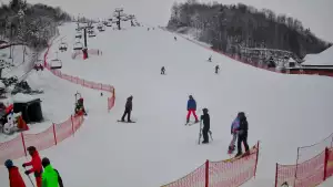 Kamera przedstawia dolną część stoku narciarskiego.