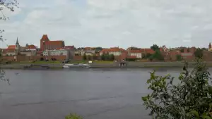 Ciekawe ujęcie na miasto Toruń z kamery zamieszczonej nad rzeką Wisłą.