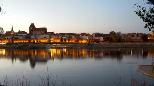 Ciekawe ujęcie na miasto Toruń z kamery zamieszczonej nad rzeką Wisłą.