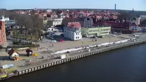 Widok z pylonu na plażę, latarnię morską i kanał portowy.