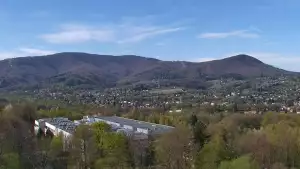 W oddali widzimy kolej linową Czantoria, a po prawej stronie Małą Czantorię Poniwiec.