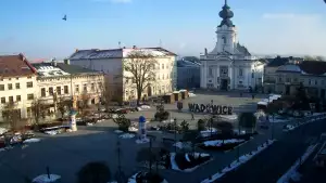 Widok na rynek w Wadowicach z kamery obrotowej.