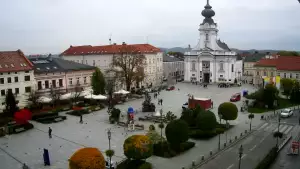 Widok na rynek w Wadowicach z kamery obrotowej.