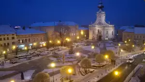 Widok na rynek w Wadowicach z kamery obrotowej.