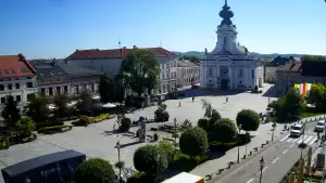 Widok na rynek w Wadowicach z kamery obrotowej.
