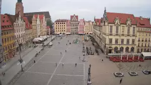 Wrocław - widok na rynek główny we Wrocławiu z kamery stałej.