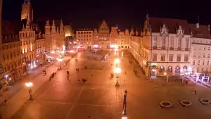 Wrocław - widok na rynek główny we Wrocławiu z kamery stałej.