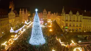 Wrocław - widok na rynek główny we Wrocławiu z kamery stałej.