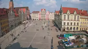 Wrocław - widok na rynek główny we Wrocławiu z kamery stałej.