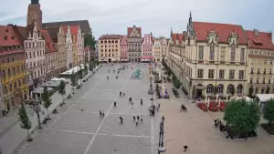 Wrocław - widok na rynek główny we Wrocławiu z kamery stałej.