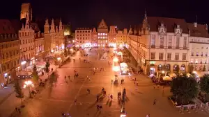 Wrocław - widok na rynek główny we Wrocławiu z kamery stałej.