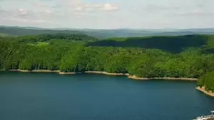Widok z kamery na Jezioro Solińskie w Bieszczadach.