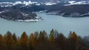 Widok z kamery na Jezioro Solińskie w Bieszczadach.