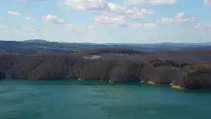 Widok z kamery na Jezioro Solińskie w Bieszczadach.