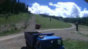 Obraz na żywo z ośrodka narciarskiego Bachledka Ski&Fun przedstawiający wyciąg orczykowy wraz z jedną z tras zjazdowych.