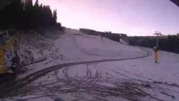 Obraz na żywo z ośrodka narciarskiego Bachledka Ski&Fun przedstawiający wyciąg orczykowy wraz z jedną z tras zjazdowych.