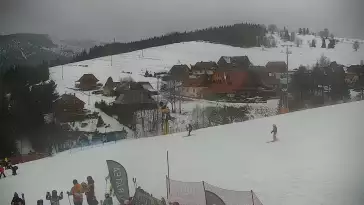 Widok na trasy narciarskie na Słowacji. Online prosto z ośrodka Bachledka