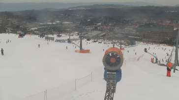BANIA SKI&FUN - widok na trasę zjazdową, kolej krzesełkową i narciarzy