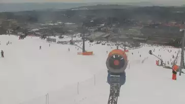 BANIA SKI&FUN - widok na trasę zjazdową, kolej krzesełkową i narciarzy