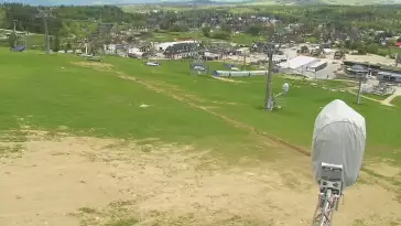BANIA SKI&FUN - widok na trasę zjazdową, kolej krzesełkową i narciarzy
