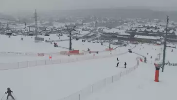 BANIA SKI - widok na trasę zjazdową, kolej krzesełkową i narciarzy