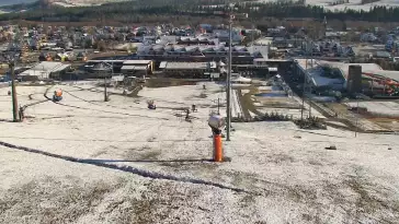 BANIA SKI - widok na trasę zjazdową, kolej krzesełkową i narciarzy