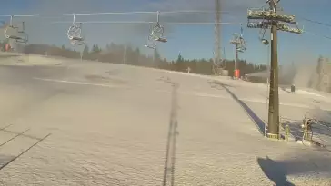 BANIA SKI - widok na trasę zjazdową, kolej krzesełkową i narciarzy