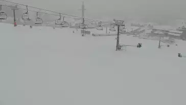 BANIA SKI - widok na trasę zjazdową, kolej krzesełkową i narciarzy