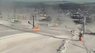 BANIA SKI - widok na trasę zjazdową, kolej krzesełkową i narciarzy