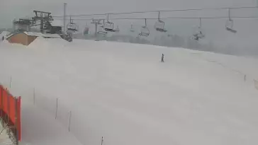 BANIA SKI - widok na trasę zjazdową, kolej krzesełkową i narciarzy