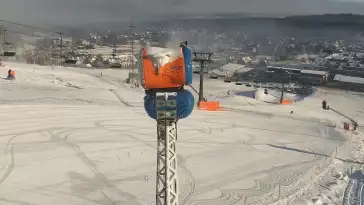 BANIA SKI - widok na trasę zjazdową, kolej krzesełkową i narciarzy