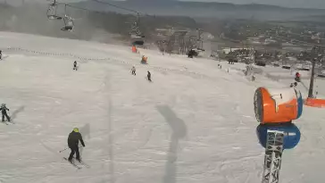 BANIA SKI - widok na trasę zjazdową, kolej krzesełkową i narciarzy