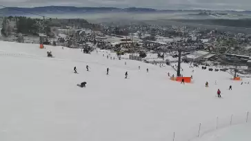 BANIA SKI - widok na trasę zjazdową, kolej krzesełkową i narciarzy