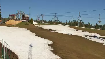 BANIA SKI - widok na trasę zjazdową, kolej krzesełkową i narciarzy