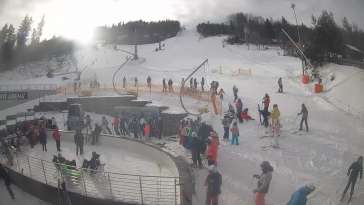 Warunki narciarskie z dolnej części trasy zjazdowej Beskid Sport Arena.