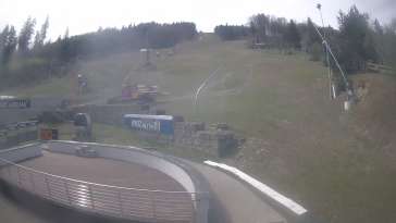 Warunki narciarskie z dolnej części trasy zjazdowej Beskid Sport Arena.
