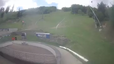 Warunki narciarskie z dolnej części trasy zjazdowej Beskid Sport Arena.