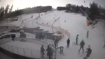 Warunki narciarskie z dolnej części trasy zjazdowej Beskid Sport Arena.