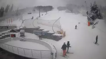 Warunki narciarskie z dolnej części trasy zjazdowej Beskid Sport Arena.