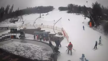 Warunki narciarskie z dolnej części trasy zjazdowej Beskid Sport Arena.