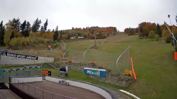 Warunki narciarskie z dolnej części trasy zjazdowej Beskid Sport Arena.