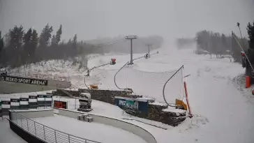 Warunki narciarskie z dolnej części trasy zjazdowej Beskid Sport Arena.
