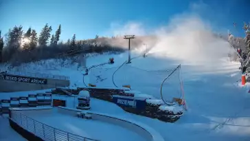 Warunki narciarskie z dolnej części trasy zjazdowej Beskid Sport Arena.