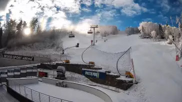 Warunki narciarskie z dolnej części trasy zjazdowej Beskid Sport Arena.