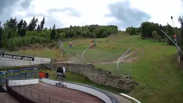 Warunki narciarskie z dolnej części trasy zjazdowej Beskid Sport Arena.